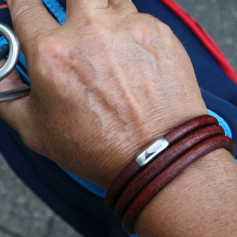 lederarmband-herren-braun-storm-massiv-Edelstahlverschluss-getragen-wavepirate-shop-r