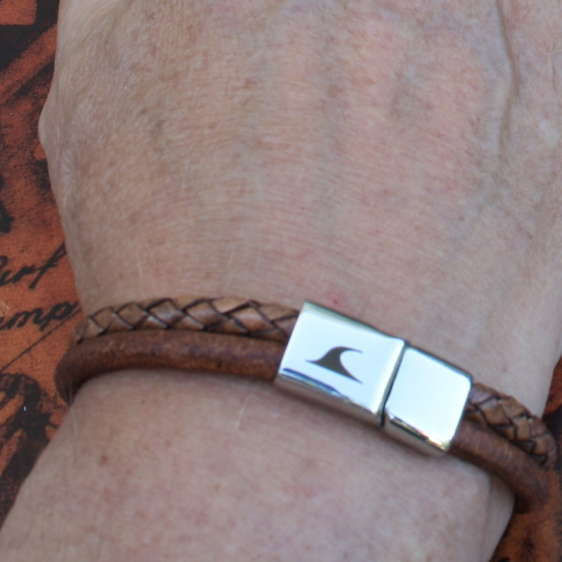 lederarmband-herren-braun-swell-earth-geflochten-Edelstahlverschluss-getragen-wavepirate-shop-mx