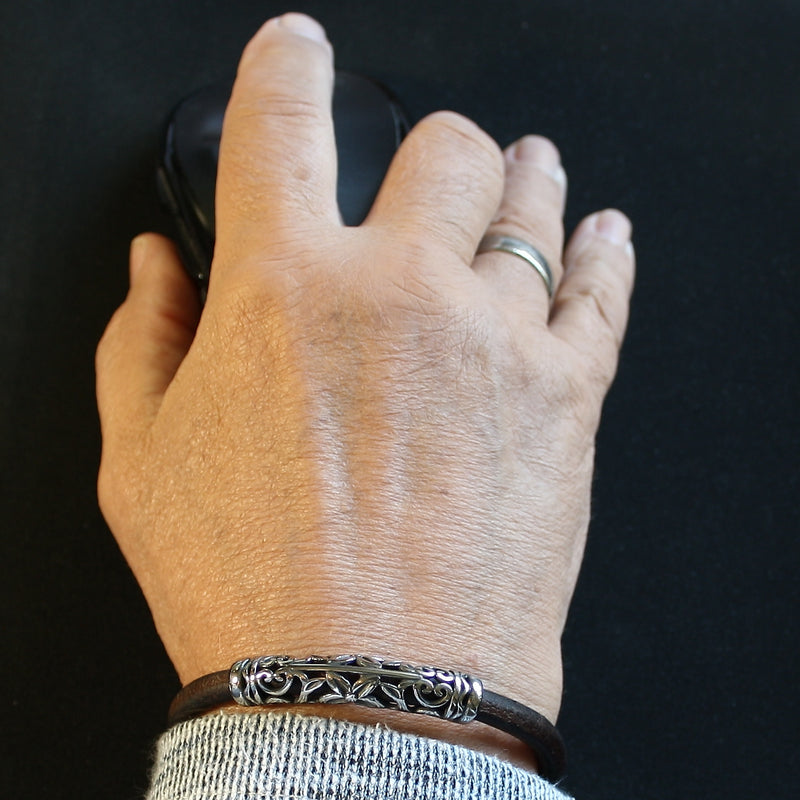 lederarmband-herren-braun-sylt-xo-massiv-Edelstahlverschluss-getragen-wavepirate-shop-r