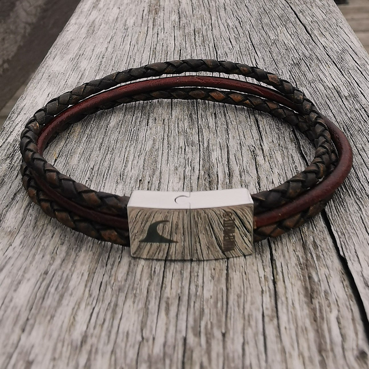 lederarmband-herren-braun-trio-geflochten-Edelstahlverschluss-detail-wavepirate-shop-f