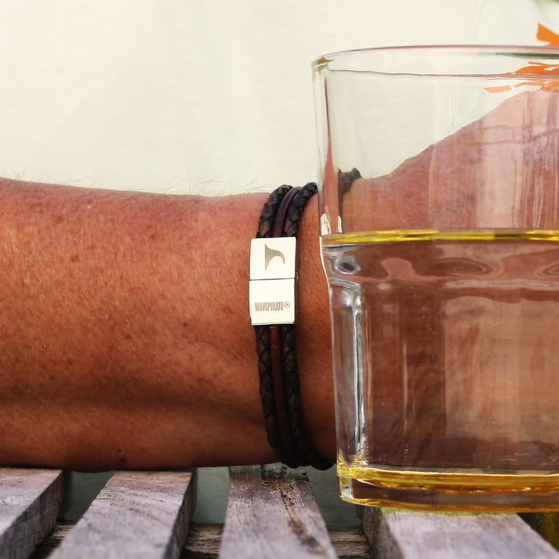 lederarmband-herren-braun-trio-geflochten-Edelstahlverschluss-gestragen-1-wavepirate-shop-f