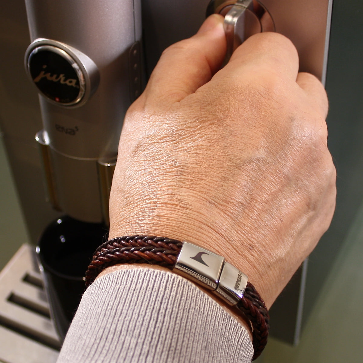 lederarmband-herren-braun-xo-geflochten-Edelstahlverschluss-getragen-wavepirate-shop-z8