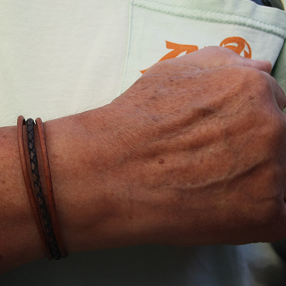 lederarmband-herren-cognac-braun-trio-geflochten-Edelstahlverschluss-getragen-wavepirate-shop-r