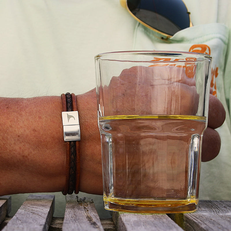 lederarmband-herren-cognac-braun-trio-geflochten-Edelstahlverschluss-getragen1-wavepirate-shop-r