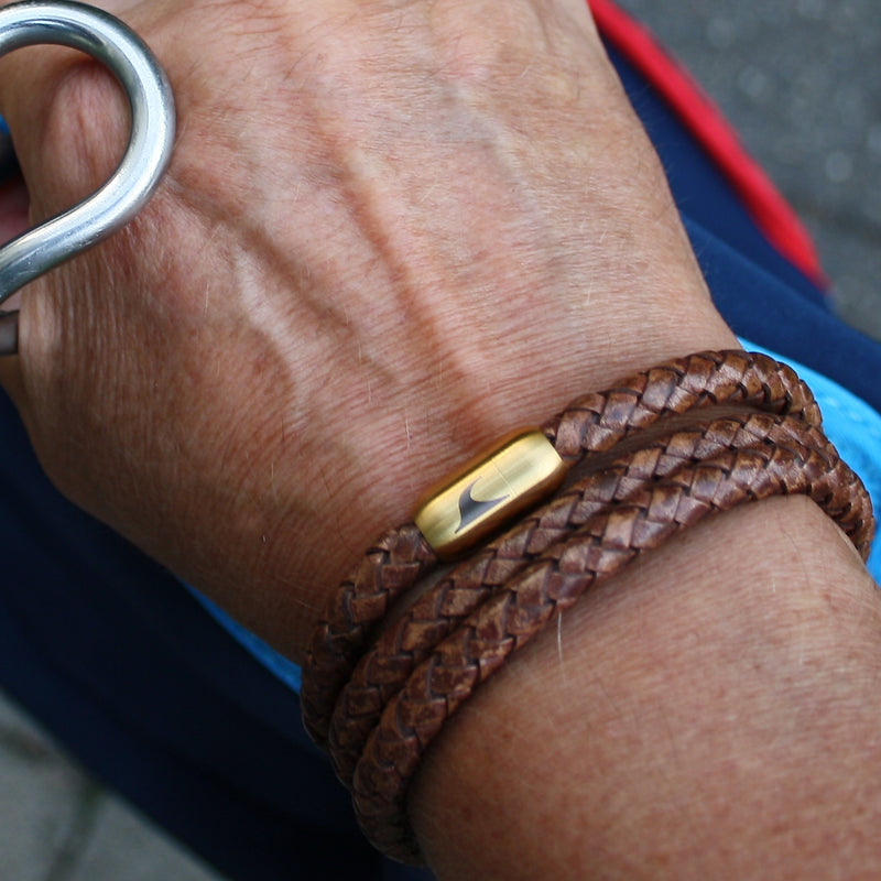 lederarmband-herren-cognac-gold-storm-geflochten-Edelstahlverschluss-getragen-wavepirate-shop-f