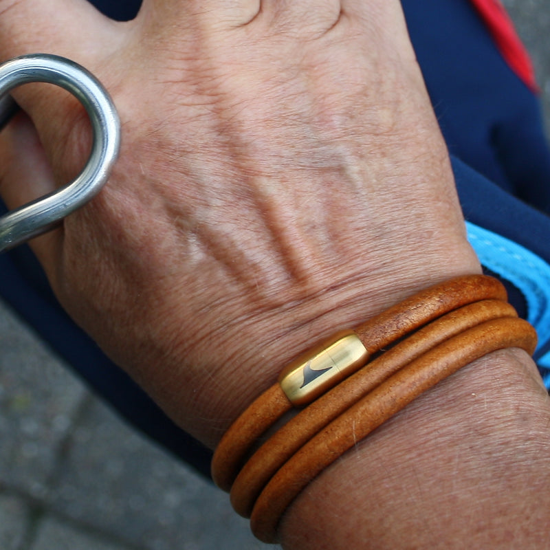 lederarmband-herren-cognac-gold-storm-massiv-Edelstahlverschluss-getragen-wavepirate-shop-r