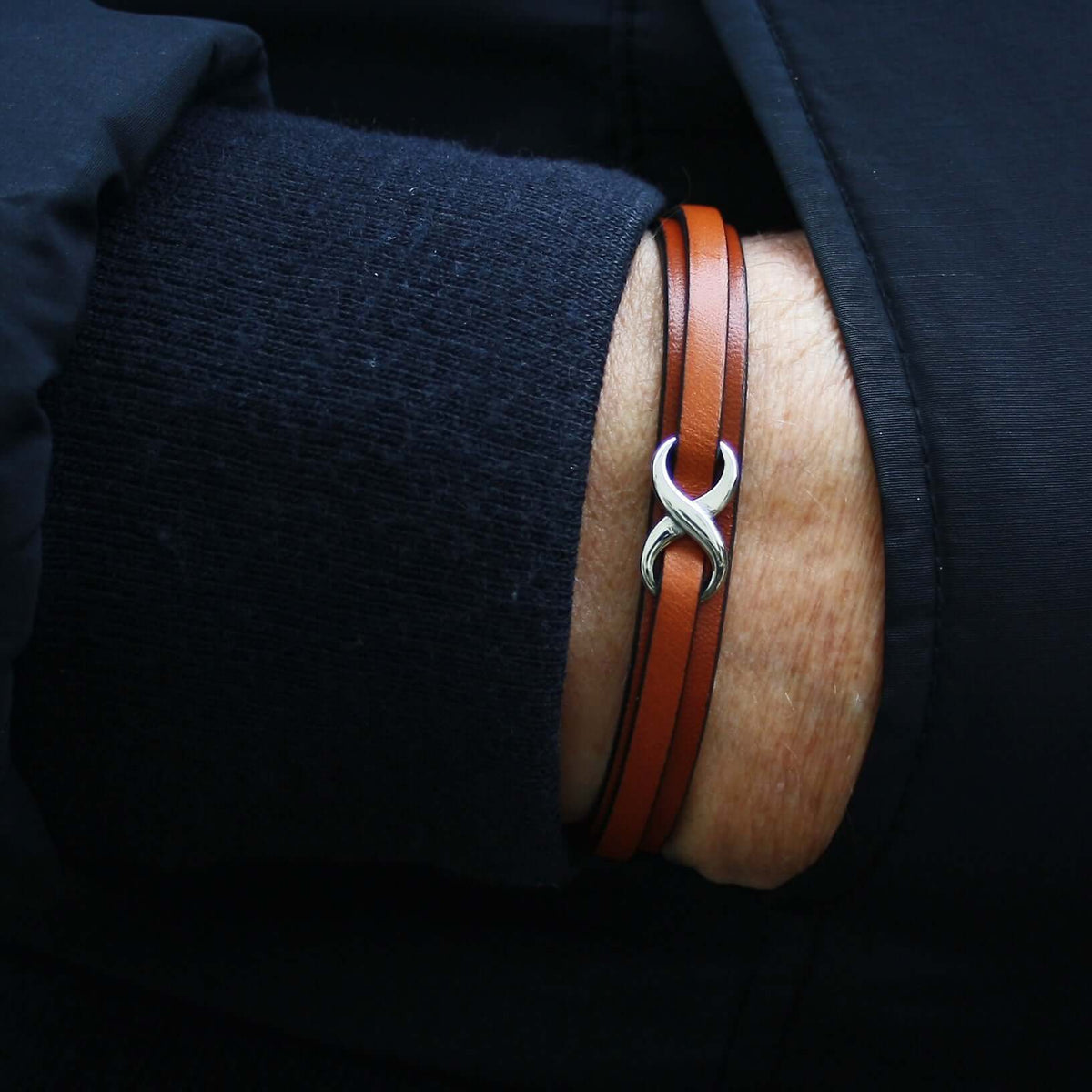 lederarmband-herren-cognac-infinity-Edelstahlverschluss-getragen-wavepirate-shop