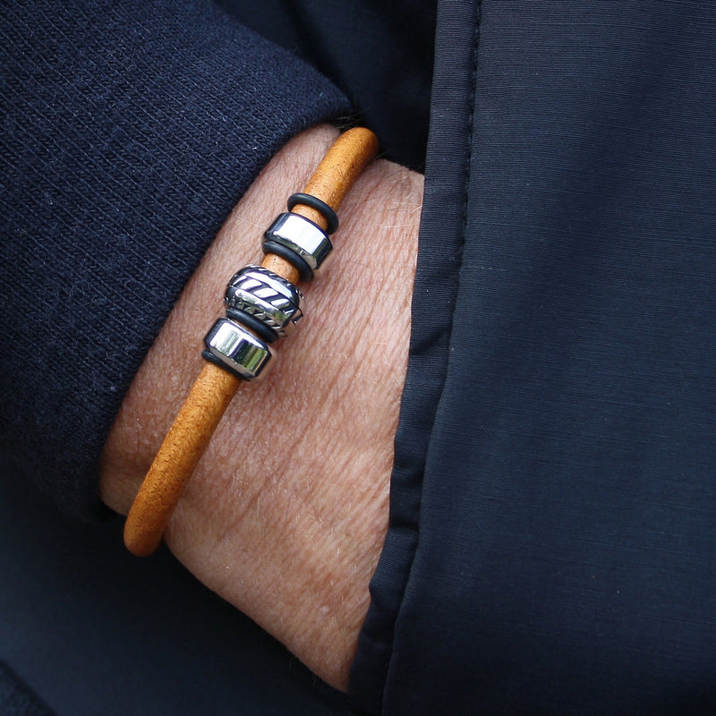 lederarmband-herren-cognac-steel-silber-massiv-Edelstahlverschluss-getragen-wavepirate-shop-r