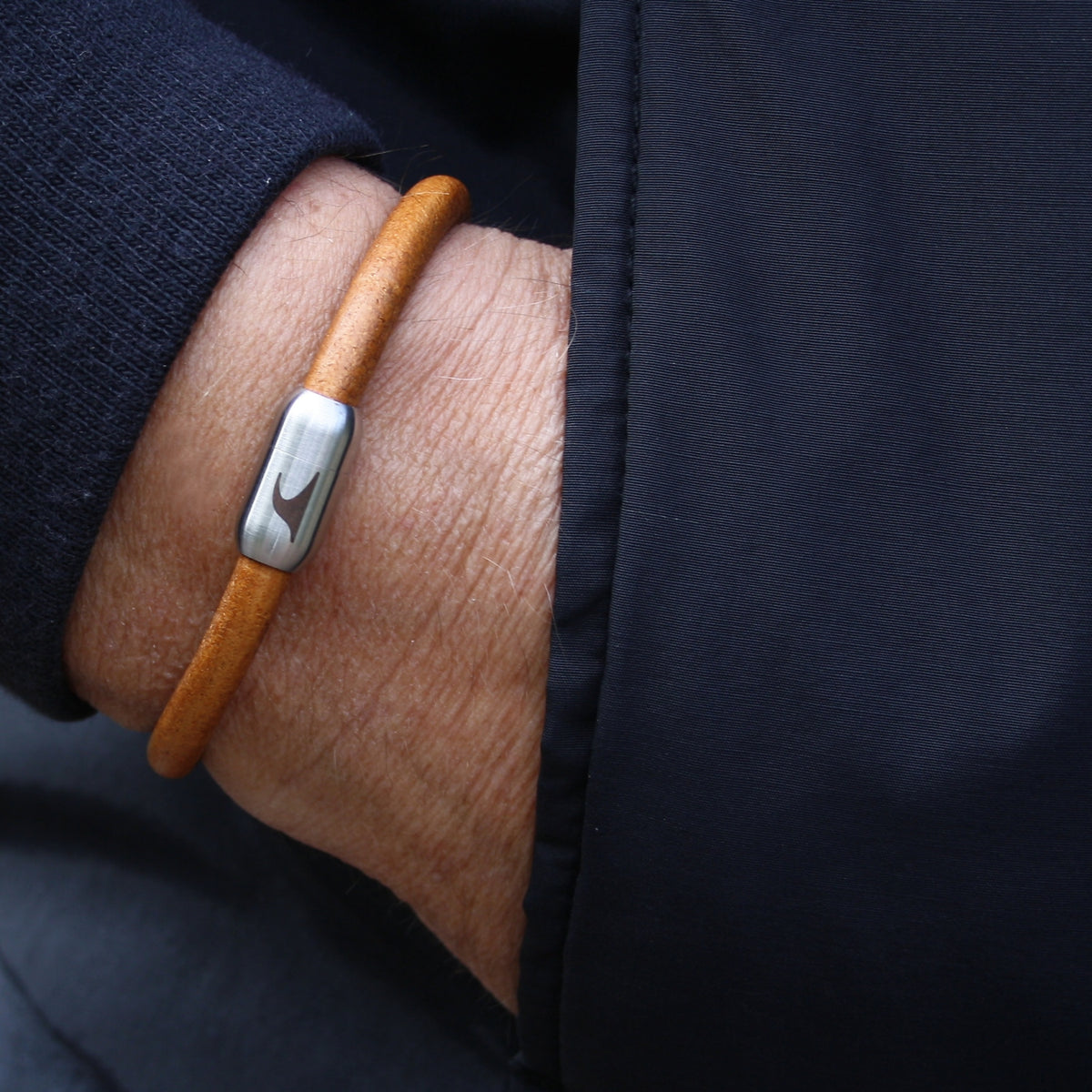 lederarmband-herren-cognac-steel-silber-massiv-Edelstahlverschluss-getragen-wavepirate-shop-r1