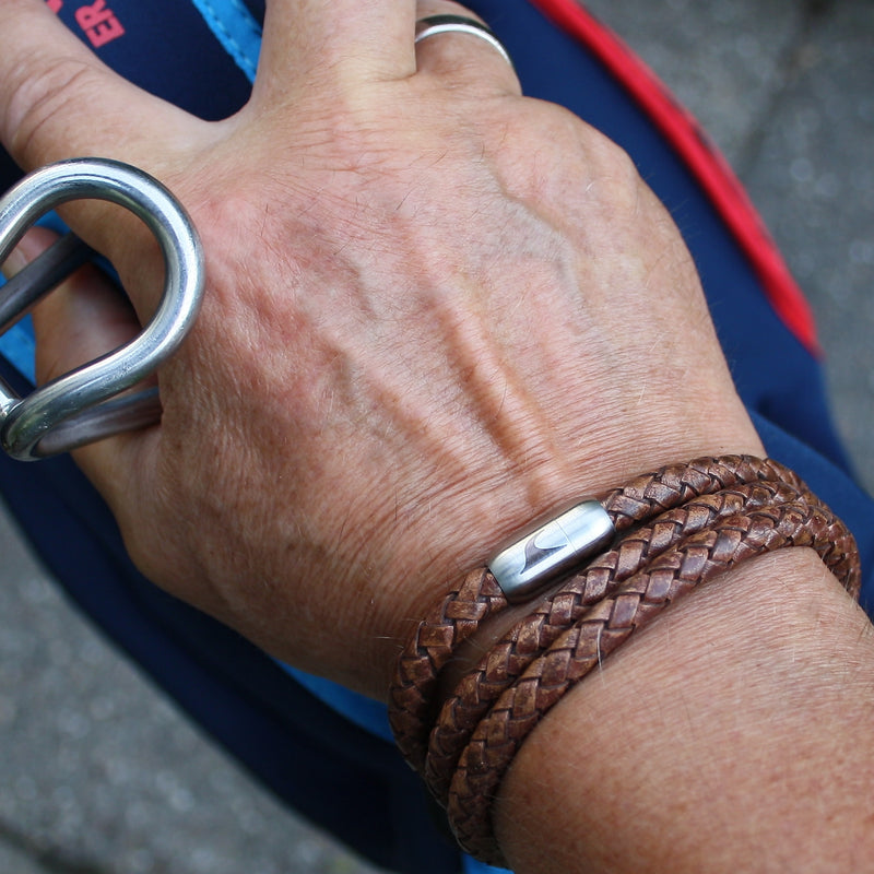 lederarmband-herren-cognac-storm-geflochten-Edelstahlverschluss-getragen-wavepirate-shop-f