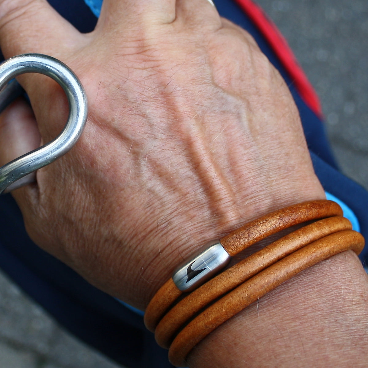 lederarmband-herren-cognac-storm-massiv-Edelstahlverschluss-getragen-wavepirate-shop-r