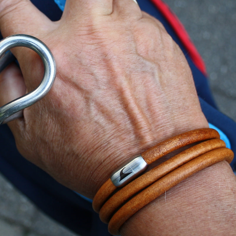lederarmband-herren-cognac-storm-massiv-Edelstahlverschluss-getragen-wavepirate-shop-r