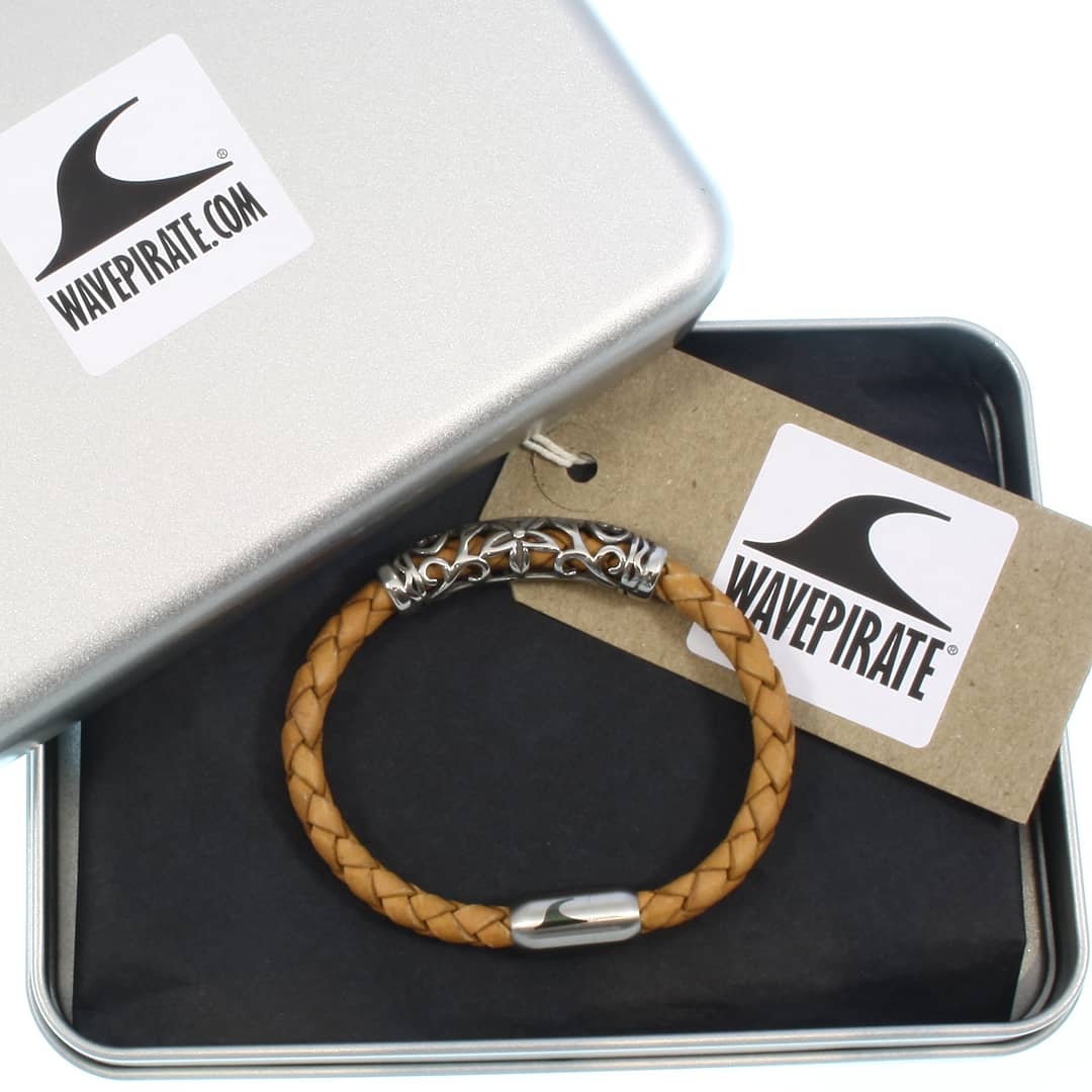 lederarmband-herren-cognac-sylt-xo-geflochten-Edelstahlverschluss-geschenkverpackung-wavepirate-shop-f
