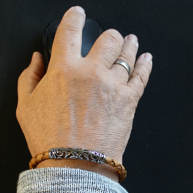 lederarmband-herren-cognac-sylt-xo-geflochten-Edelstahlverschluss-getragen-wavepirate-shop-f
