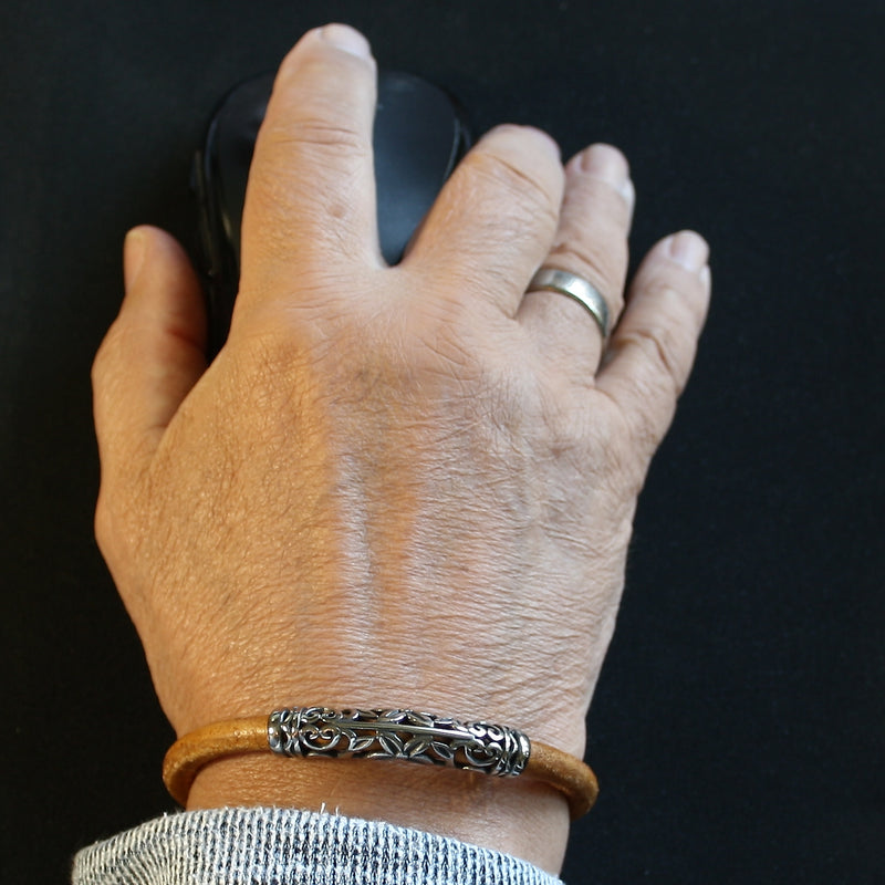 lederarmband-herren-cognac-sylt-xo-massiv-Edelstahlverschluss-getragen-wavepirate-shop-r
