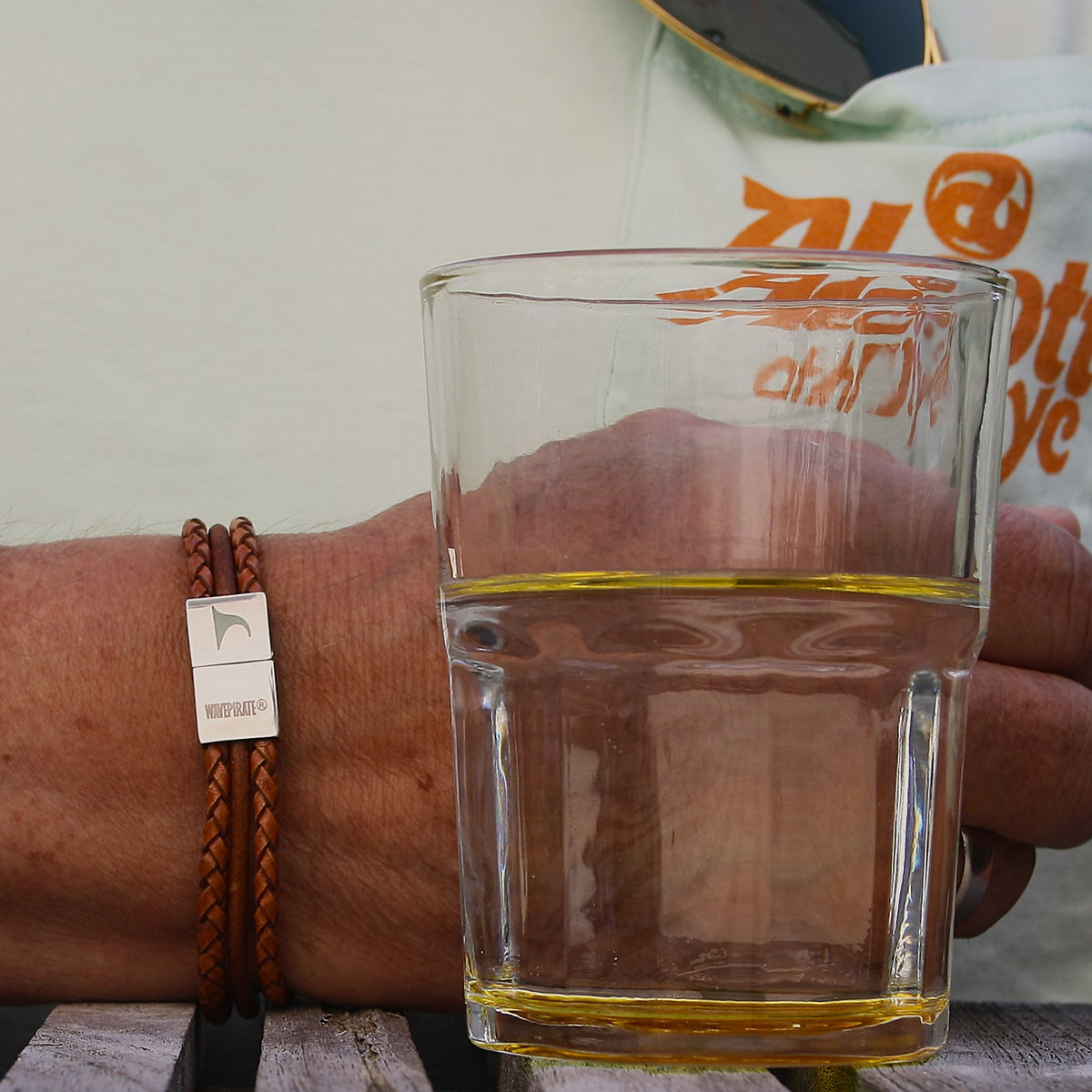 lederarmband-herren-cognac-trio-geflochten-Edelstahlverschluss-getragen1-wavepirate-shop-f