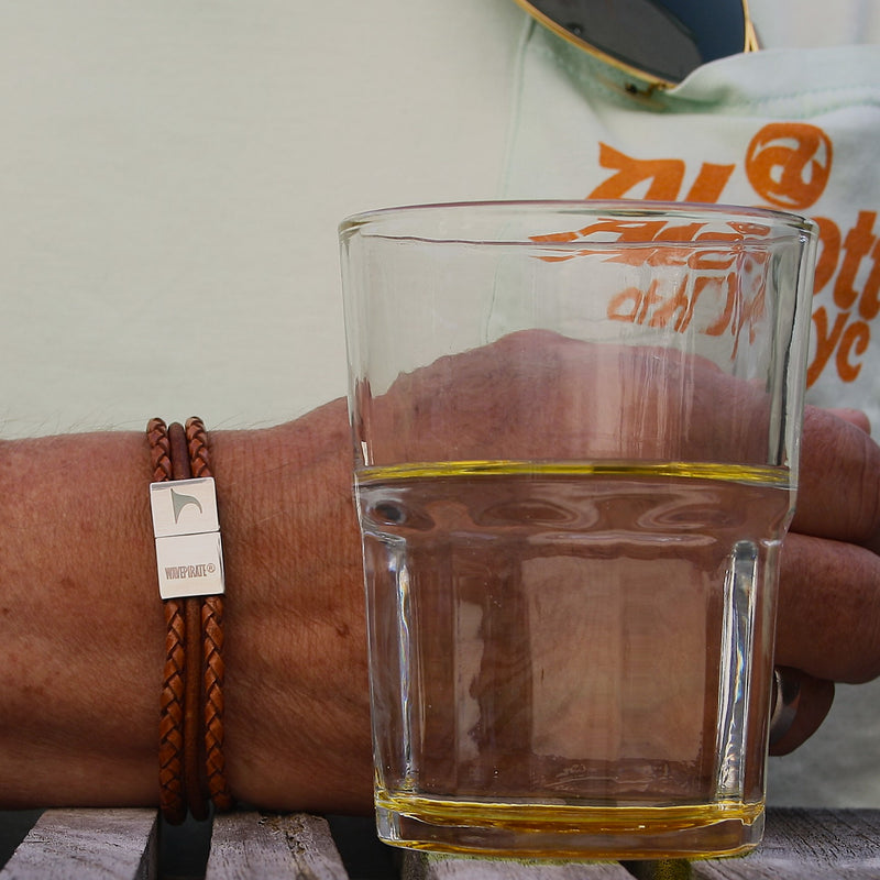 lederarmband-herren-cognac-trio-geflochten-Edelstahlverschluss-getragen1-wavepirate-shop-f