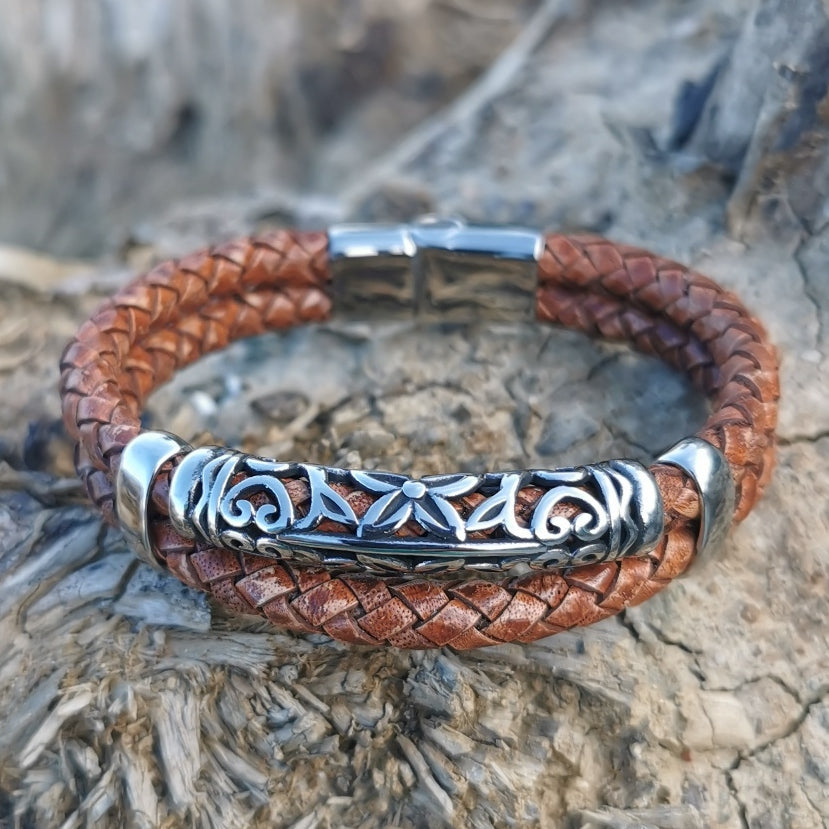 lederarmband-herren-cognac-xo-geflochten-Edelstahlverschluss-detail-wavepirate-shop-f