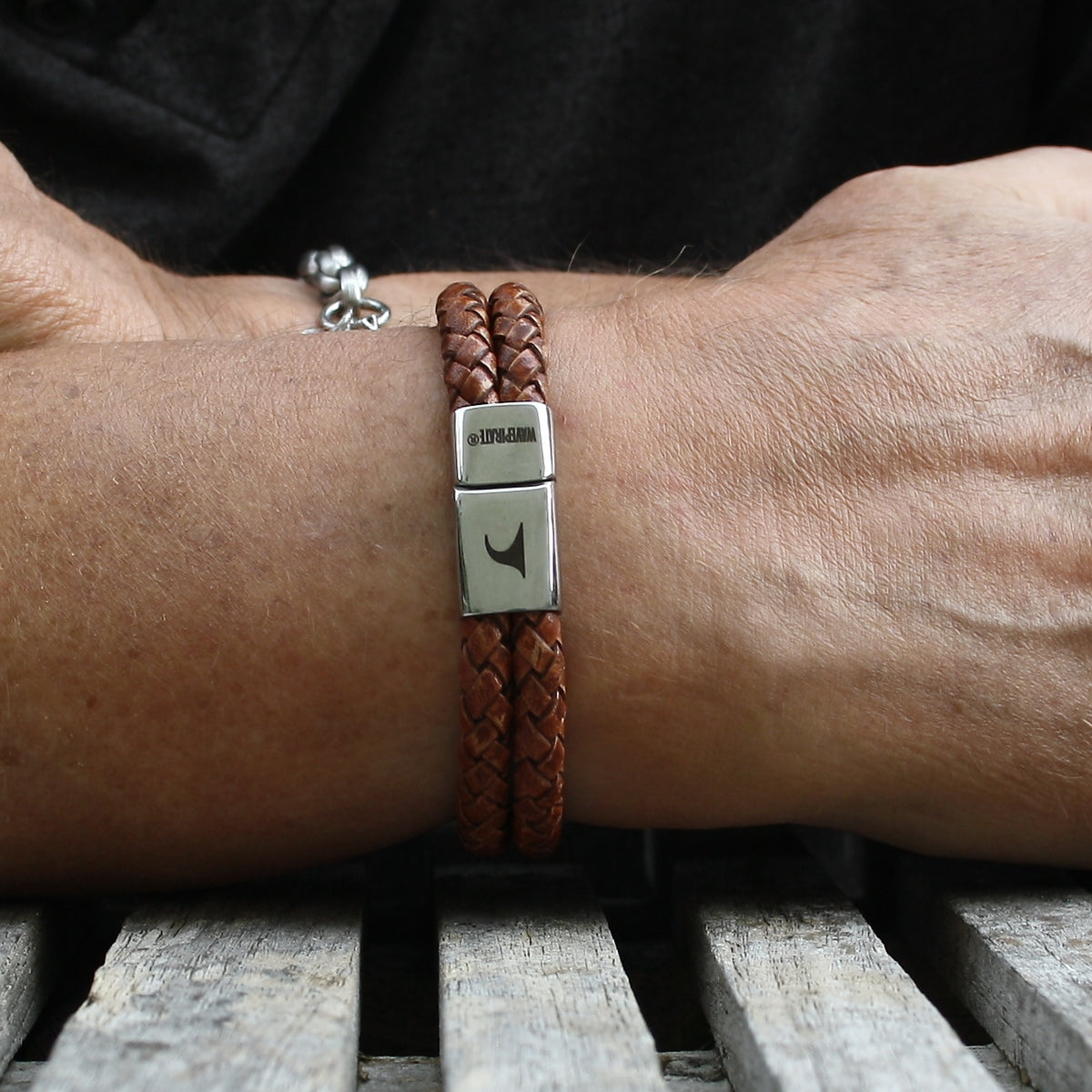 lederarmband-herren-cognac-xo-geflochten-Edelstahlverschluss-getragen-wavepirate-shop-f