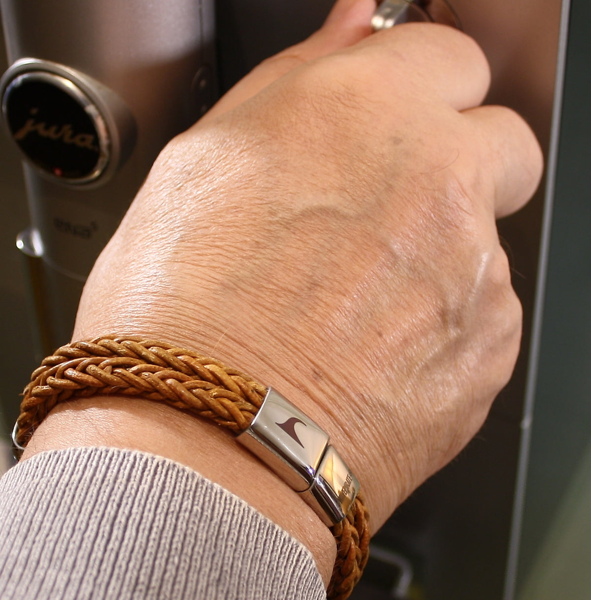 lederarmband-herren-cognac-xo-geflochten-Edelstahlverschluss-getragen-wavepirate-shop-z81