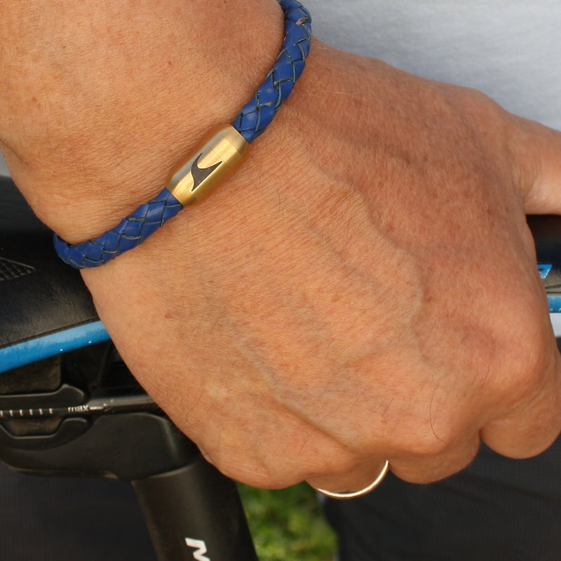 lederarmband-herren-damen-blau-gold-sylt-geflochten-Edelstahlverschluss-getragen-wavepirate-shop-f
