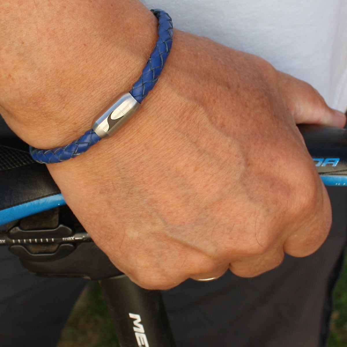 lederarmband-herren-damen-blau-silber-sylt-geflochten-Edelstahlverschluss-getragen-wavepirate-shop-f
