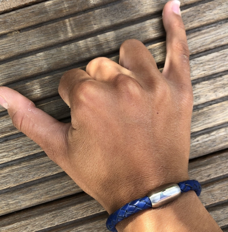 lederarmband-herren-damen-blau-silber-sylt-geflochten-Edelstahlverschluss-getragen-wavepirate-shop-f1