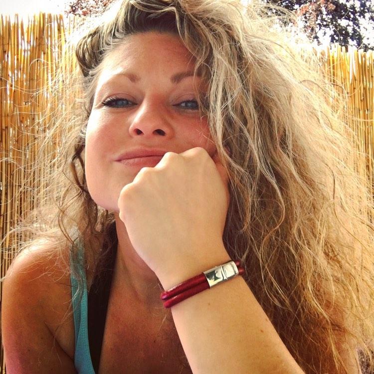 lederarmband-herren-damen-bordeaux-swell-massiv-Edelstahlverschluss-getragen-wavepirate-shop-r1