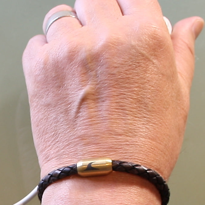 lederarmband-herren-damen-braun-gold-sylt-geflochten-Edelstahlverschluss-getragen-wavepirate-shop-f