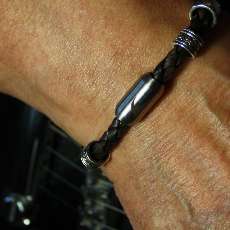 lederarmband-herren-damen-braun-silber-sylt-charm-geflochten-Edelstahlverschluss-getragen-wavepirate-shop-f