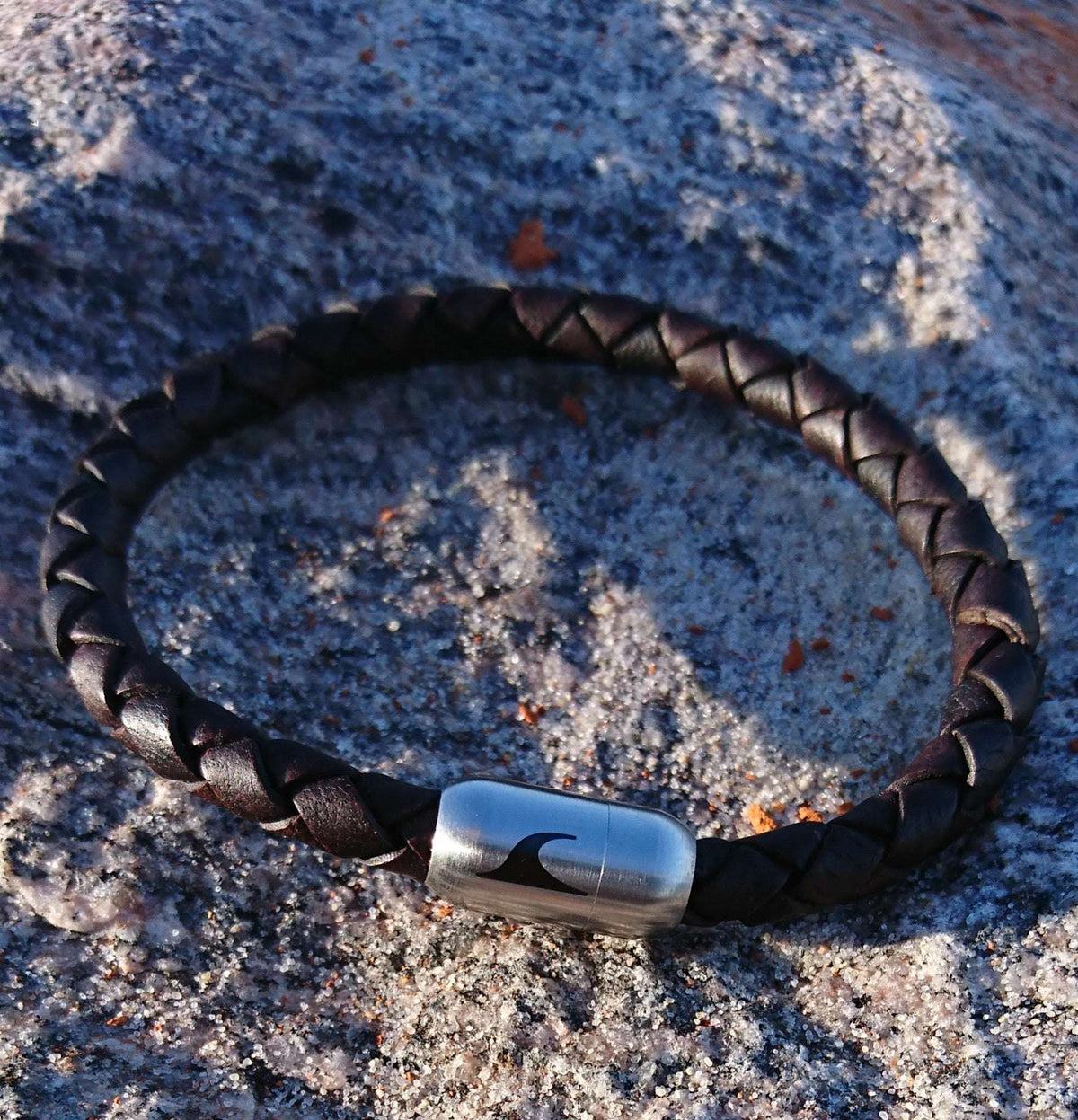 lederarmband-herren-damen-braun-silber-sylt-geflochten-Edelstahlverschluss-detail-wavepirate-shop-f