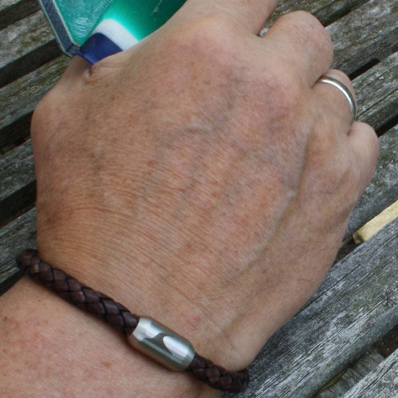 lederarmband-herren-damen-braun-silber-sylt-geflochten-Edelstahlverschluss-getragen-wavepirate-shop-f