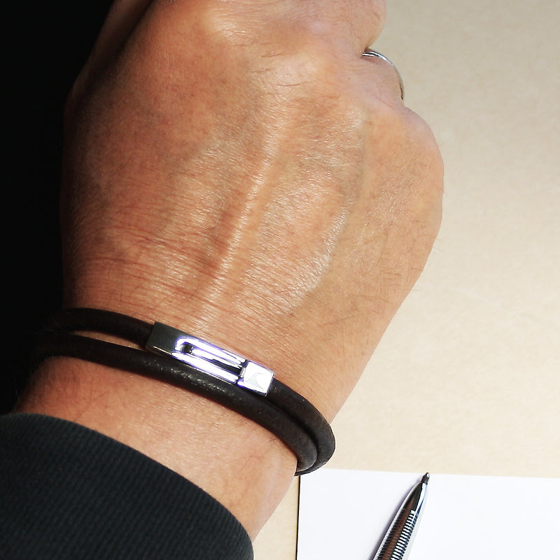lederarmband-herren-damen-braun-two-massiv-Edelstahlverschluss-getragen-wavepirate-shop-r