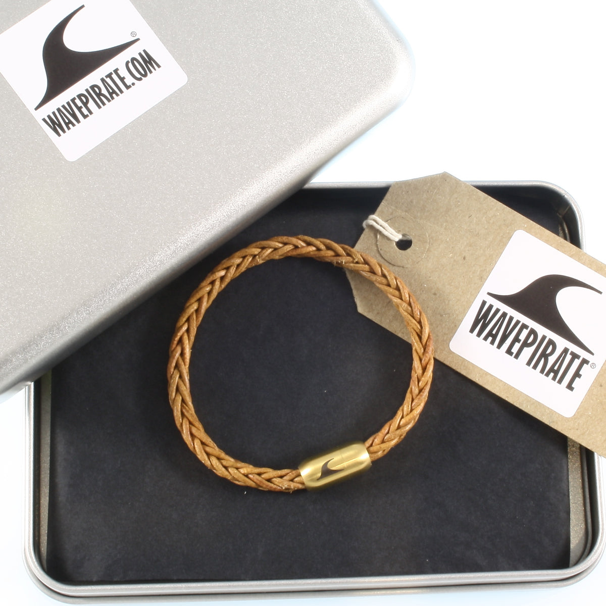 lederarmband-herren-damen-cognac-gold-sylt-geflochten-Edelstahlverschluss-geschenkverpackung-wavepirate-shop-8