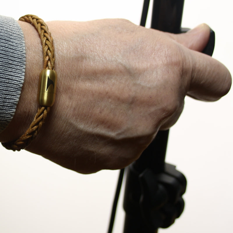 lederarmband-herren-damen-cognac-gold-sylt-geflochten-Edelstahlverschluss-getragen-wavepirate-shop-8