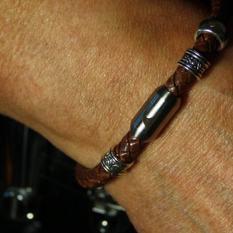 lederarmband-herren-damen-cognac-silber-sylt-charm-geflochten-Edelstahlverschluss-getragen-wavepirate-shop-f