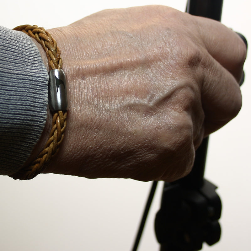 lederarmband-herren-damen-cognac-silber-sylt-geflochten-Edelstahlverschluss-getragen-wavepirate-shop-8