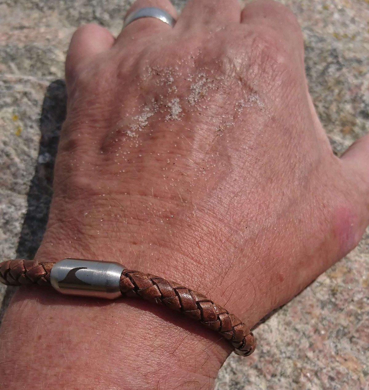 lederarmband-herren-damen-cognac-silber-sylt-geflochten-Edelstahlverschluss-getragen-wavepirate-shop-f1