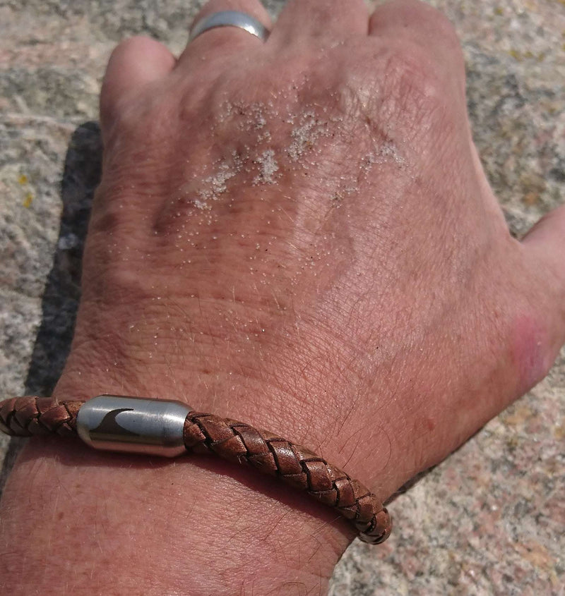 lederarmband-herren-damen-cognac-silber-sylt-geflochten-Edelstahlverschluss-getragen-wavepirate-shop-f1
