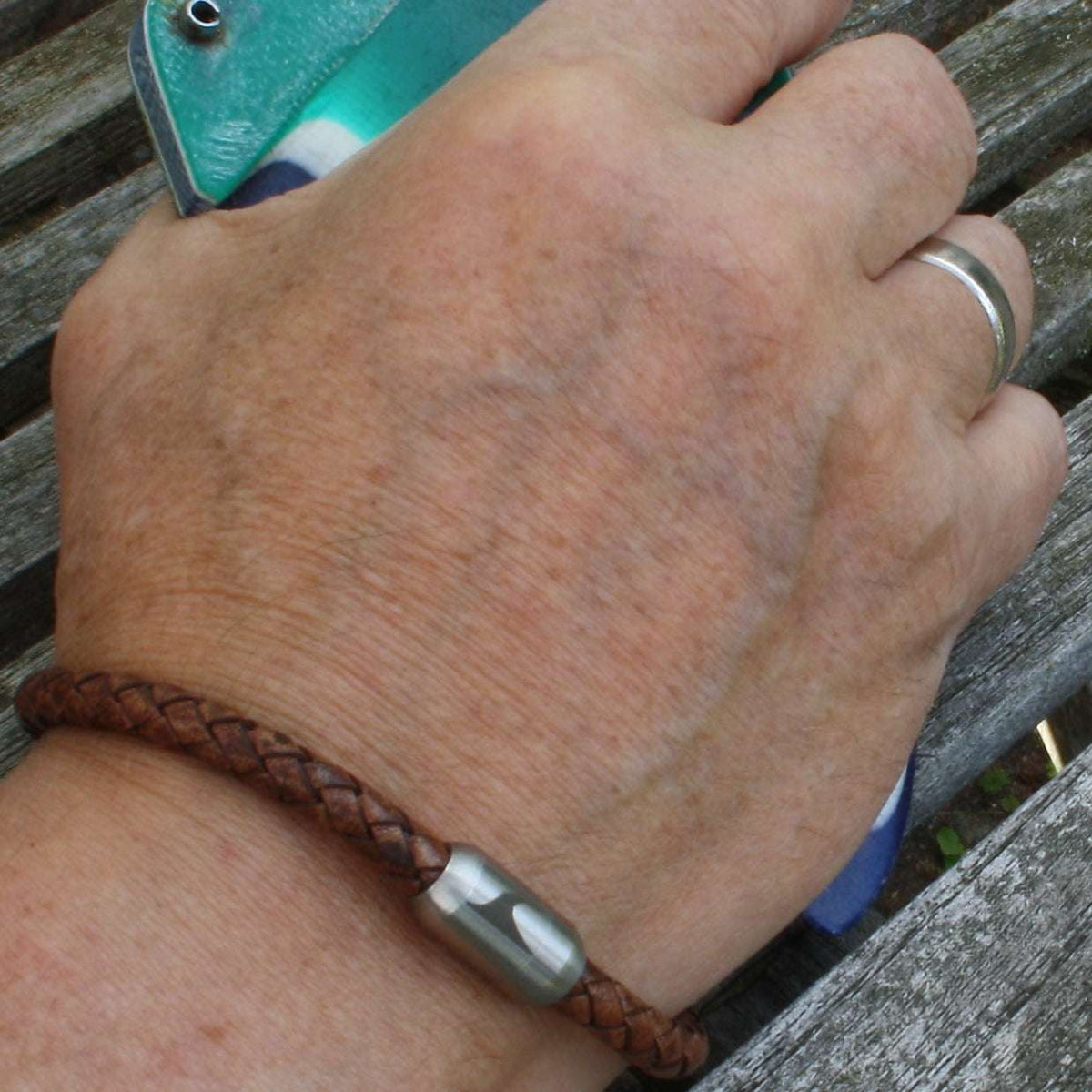 lederarmband-herren-damen-cognac-silber-sylt-geflochten-Edelstahlverschluss-getragen-wavepirate-shop-f