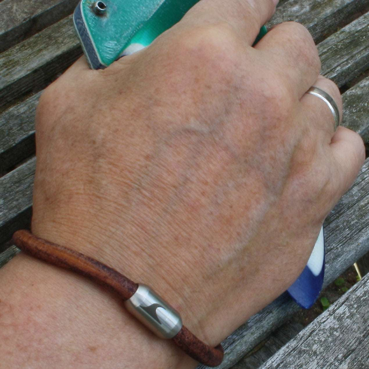 lederarmband-herren-damen-cognac-silber-sylt-massiv-Edelstahlverschluss-getragen-wavepirate-shop-r