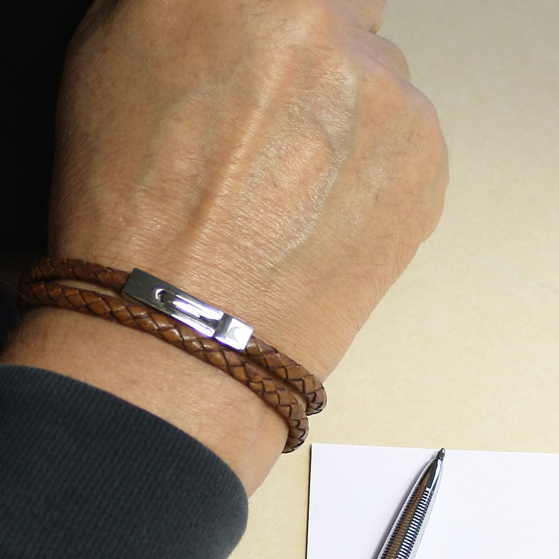 lederarmband-herren-damen-cognac-two-geflochten-Edelstahlverschluss-getragen-wavepirate-shop-f