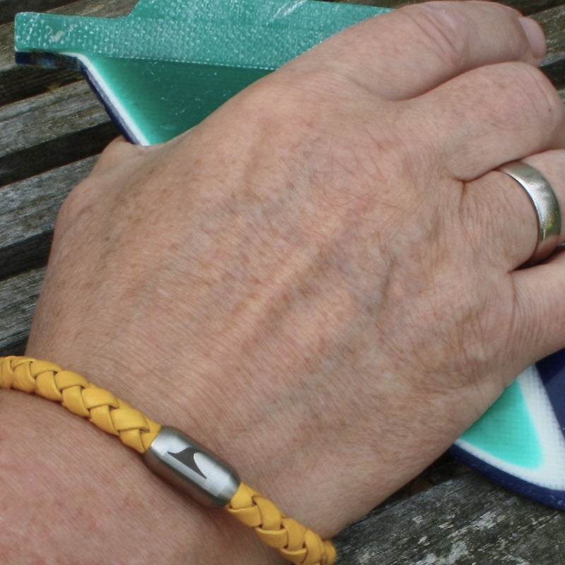 lederarmband-herren-damen-gelb-silber-sylt-geflochten-Edelstahlverschluss-getragen-wavepirate-shop-f