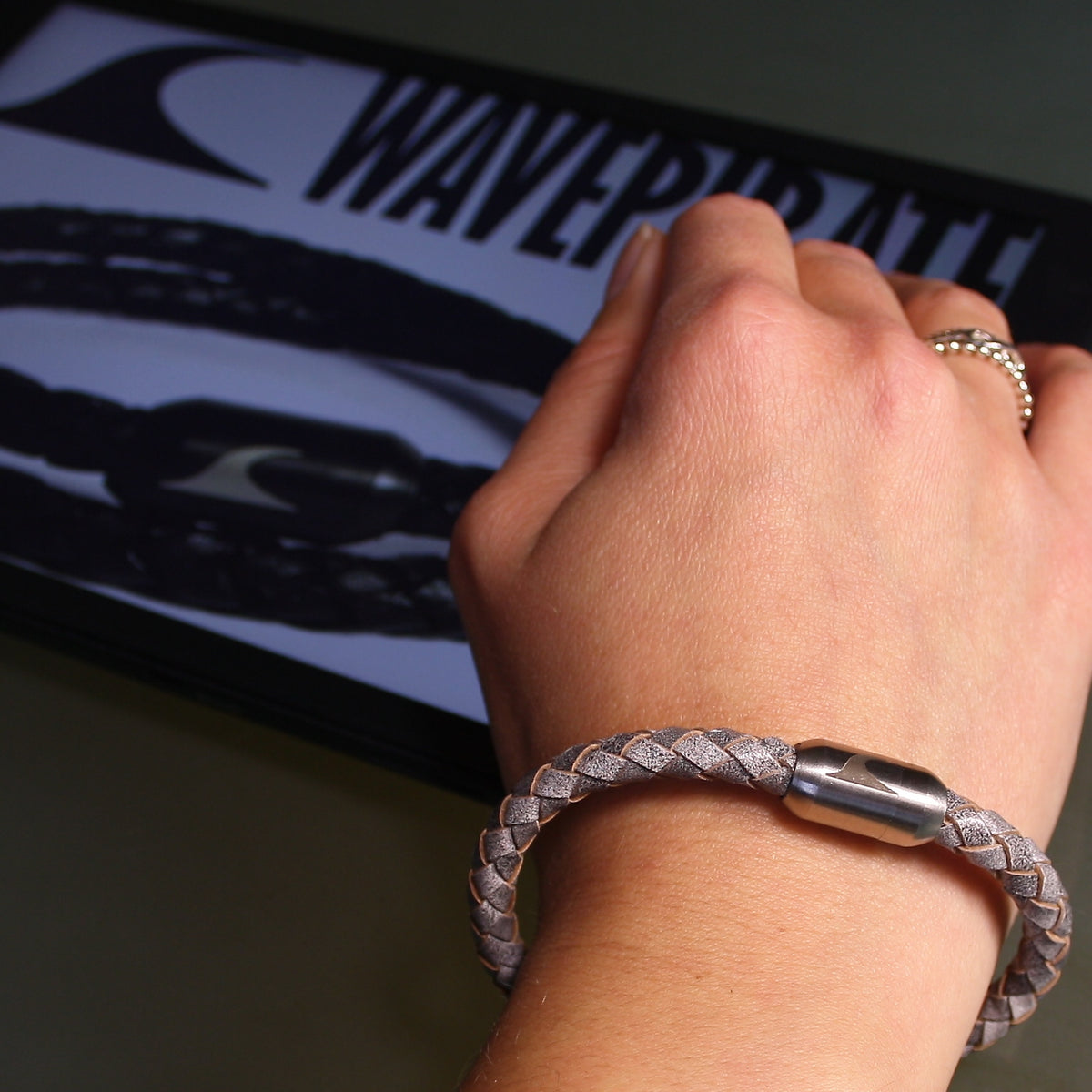 lederarmband-herren-damen-grau-m-silber-sylt-geflochten-Edelstahlverschluss-getragen-wavepirate-shop-f1