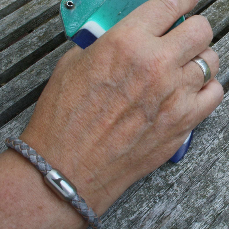 lederarmband-herren-damen-grau-m-silber-sylt-geflochten-Edelstahlverschluss-getragen-wavepirate-shop-f