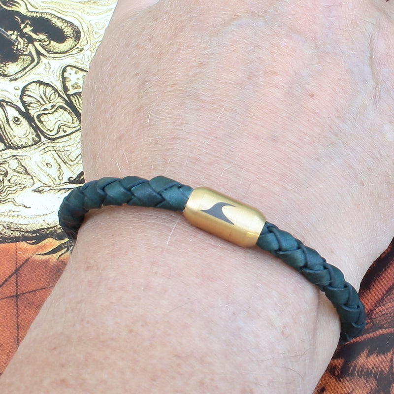 lederarmband-herren-damen-gruen-gold-sylt-geflochten-Edelstahlverschluss-getragen-wavepirate-shop-f