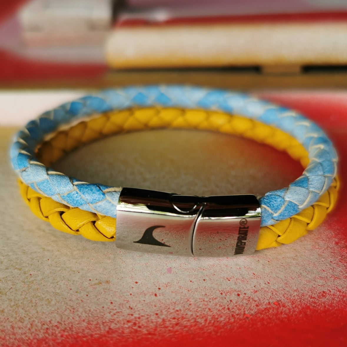 lederarmband-herren-damen-hellblau-gelb-swell-geflochten-Edelstahlverschluss-detail-wavepirate-shop-mx