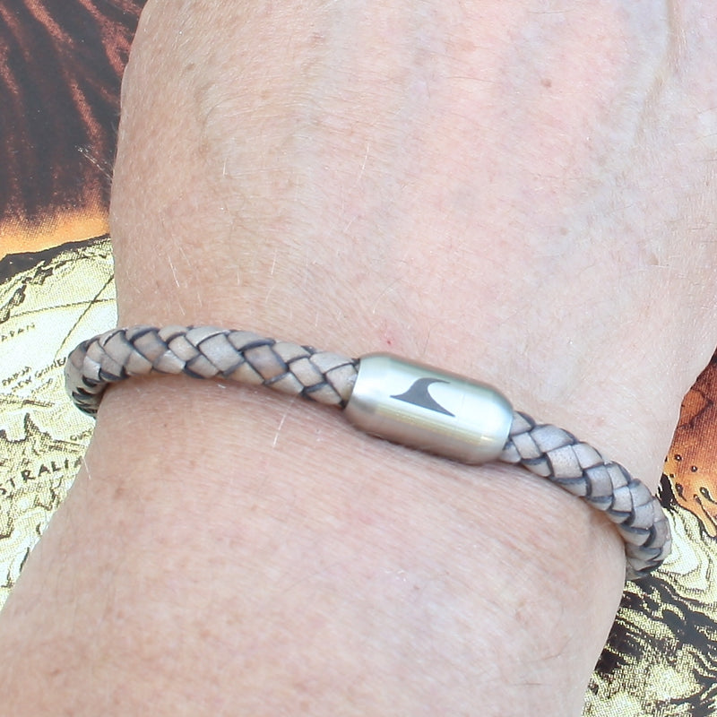 lederarmband-herren-damen-nuss-silber-sylt-geflochten-Edelstahlverschluss-getragen-wavepirate-shop-f