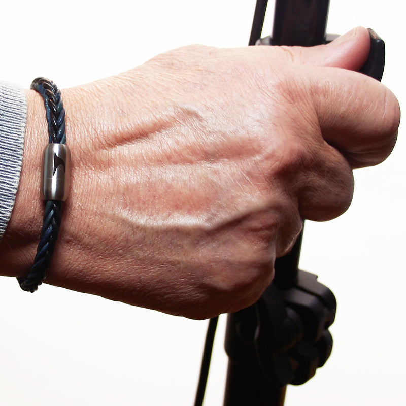 lederarmband-herren-damen-schwarz-blau-sylt-geflochten-Edelstahlverschluss-getragen-wavepirate-shop-8