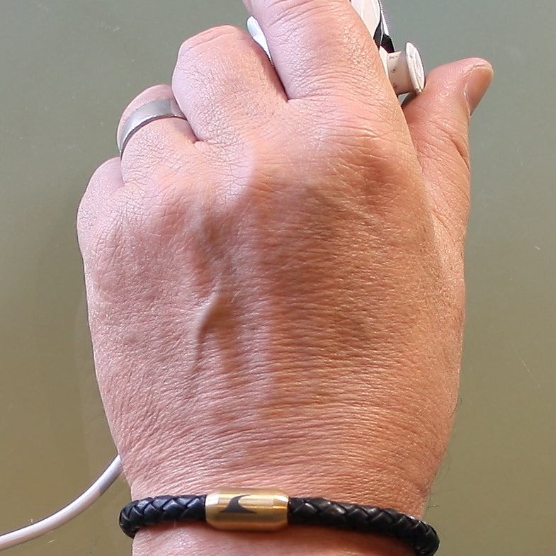 lederarmband-herren-damen-schwarz-gold-sylt-geflochten-Edelstahlverschluss-getragen-wavepirate-shop-f